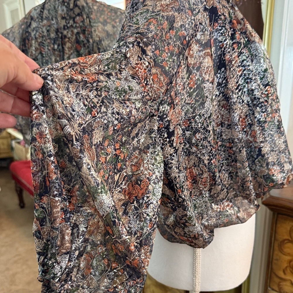 "Kourt" Black & Gray Floral Ballon Sleeve Blouse - Size M - Picture 6 of 13